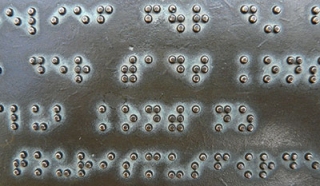 Braille-Schrift auf einer Metallplatte
